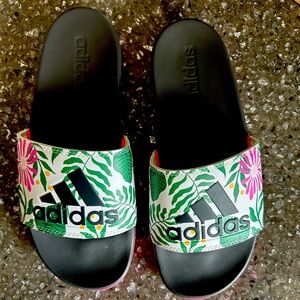Cute Adidas slides size 9!